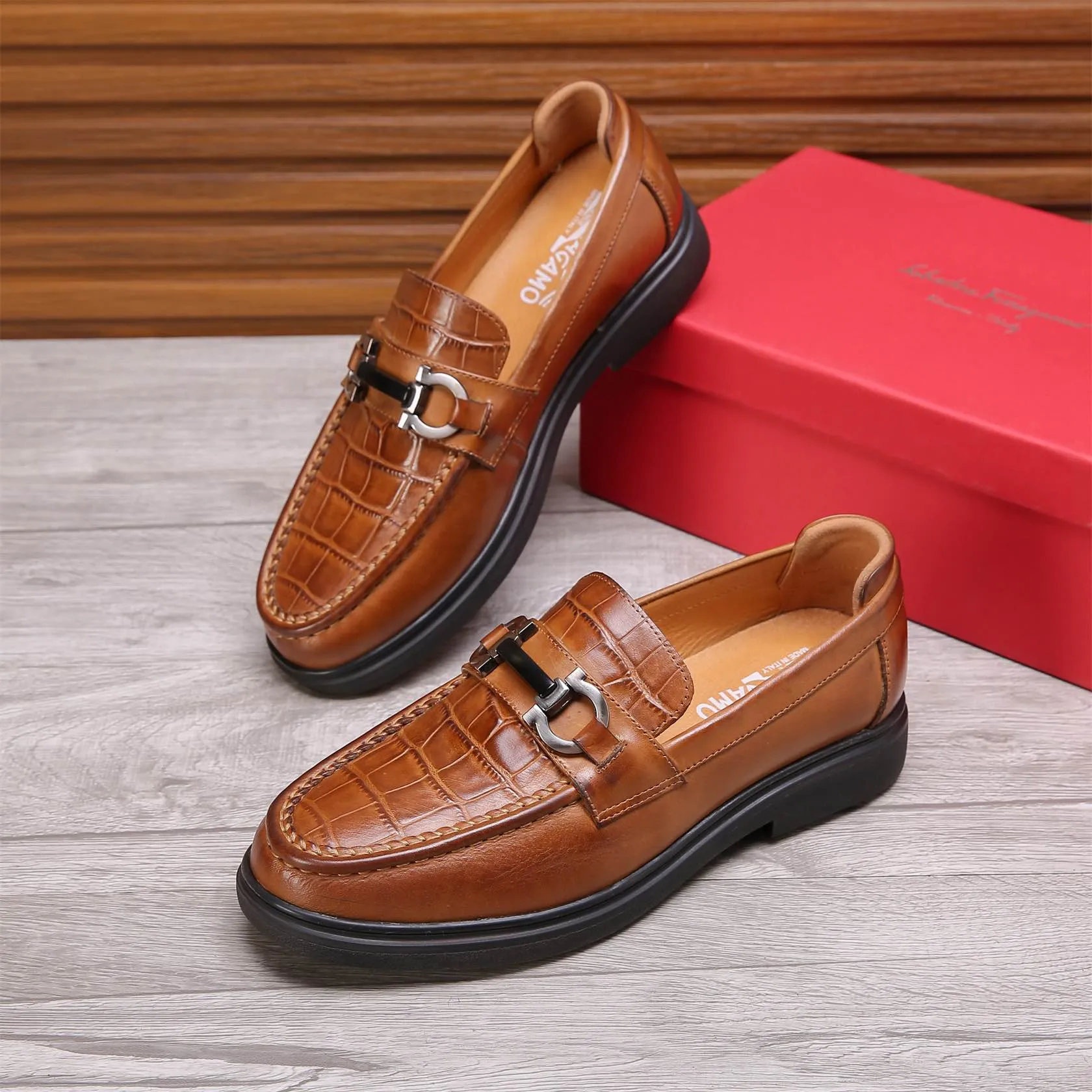 Men's shoes 💰460 🕷🕷🐂【Ferragamo】Ferragamo Popular fashionable casual shoes🇨🇳Official website counter 1:1 production, original mold opening💯Good quality visible, imported high-end first-layer waxed calfskin, water-dyed🐂leather lining🌿very clear texture, high-quality waterproof, non-slip and wear-resistant outsole🎋high quality and low price, truly handmade🍓Black optional! Code number 38-44 (45-46 customized)......